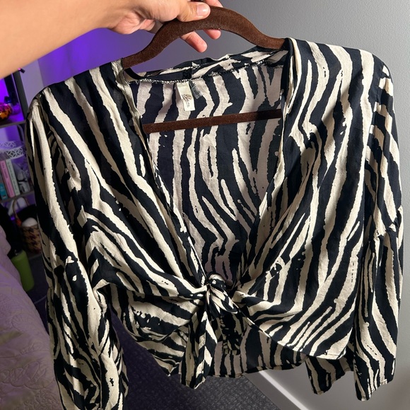 🦓 Animal Print Tie-Front Longsleeve Crop 🦓 - Picture 1 of 2